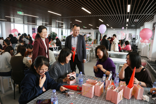 巧手嵌非遗 钿彩耀青春  ——bevictor伟德官网集团开展庆“三八”螺钿胸针创意手工活动