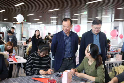巧手嵌非遗 钿彩耀青春  ——bevictor伟德官网集团开展庆“三八”螺钿胸针创意手工活动